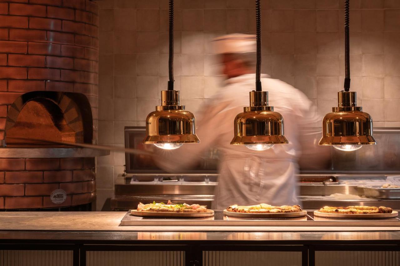 Helea Lifestyle Beach Resort Kallithéa المظهر الخارجي الصورة Pizzas being prepared at a restaurant