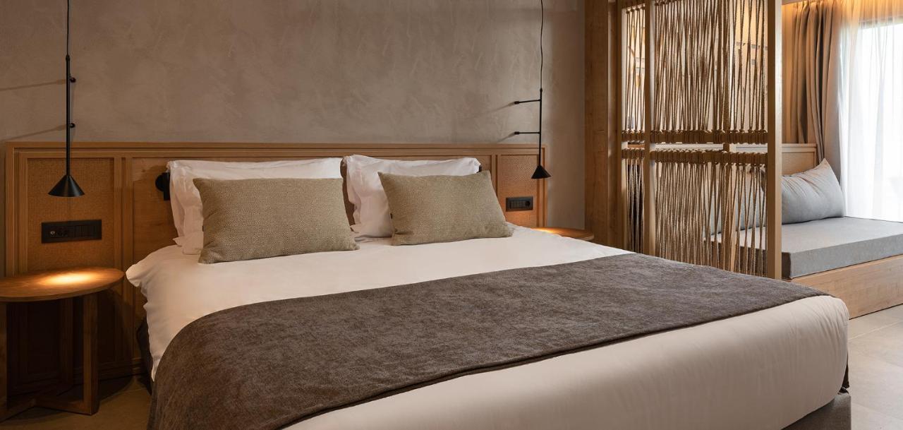 Helea Lifestyle Beach Resort Kallithéa المظهر الخارجي الصورة A bed with a throw