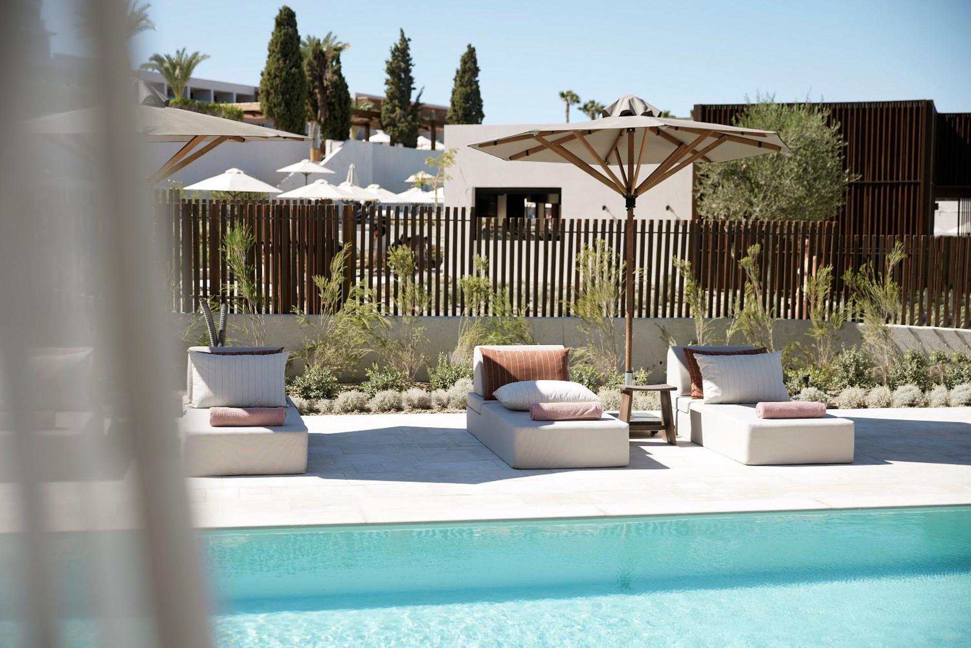 Helea Lifestyle Beach Resort Kallithéa الغرفة الصورة The hotel's pool